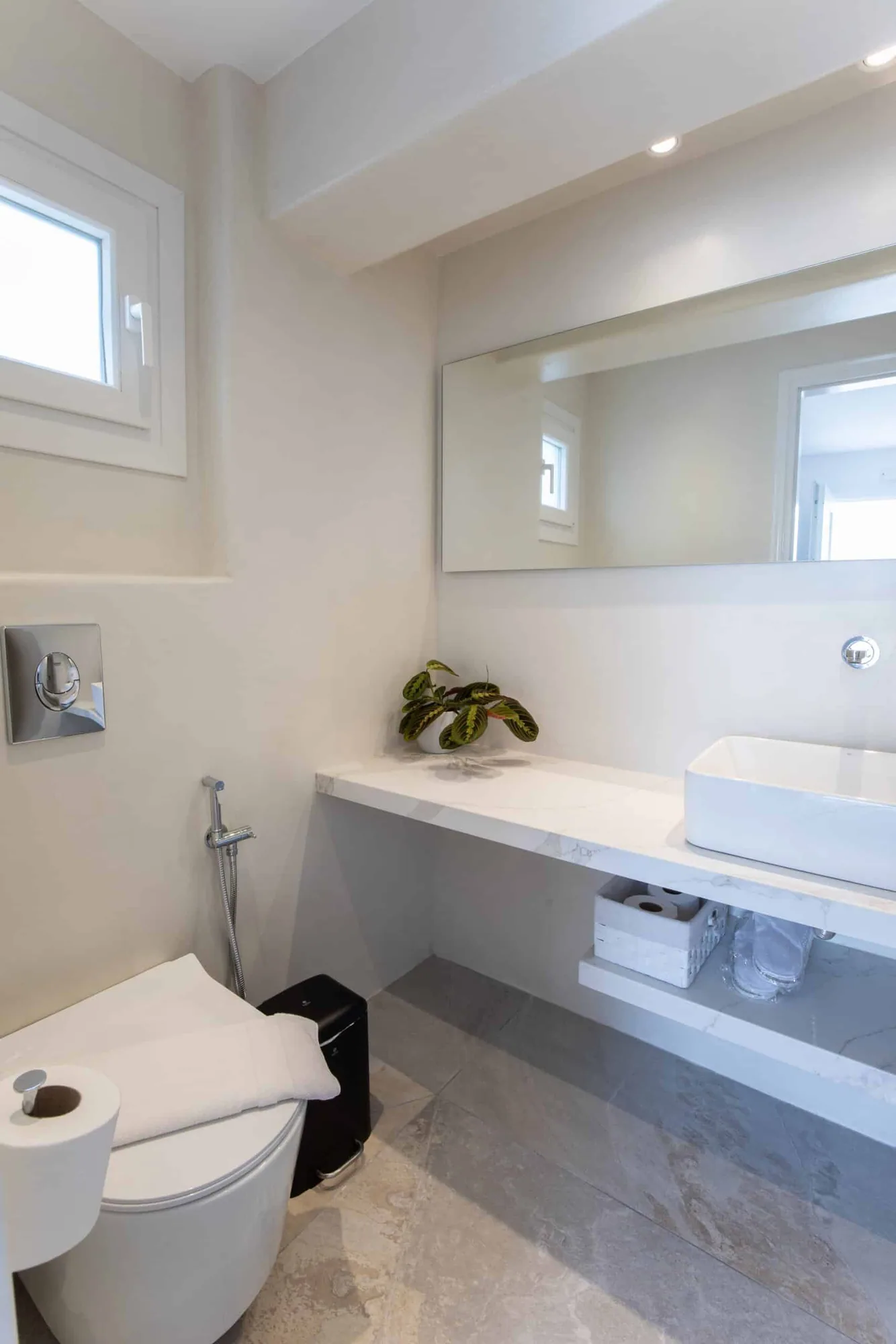 Bathroom with basin and mirror